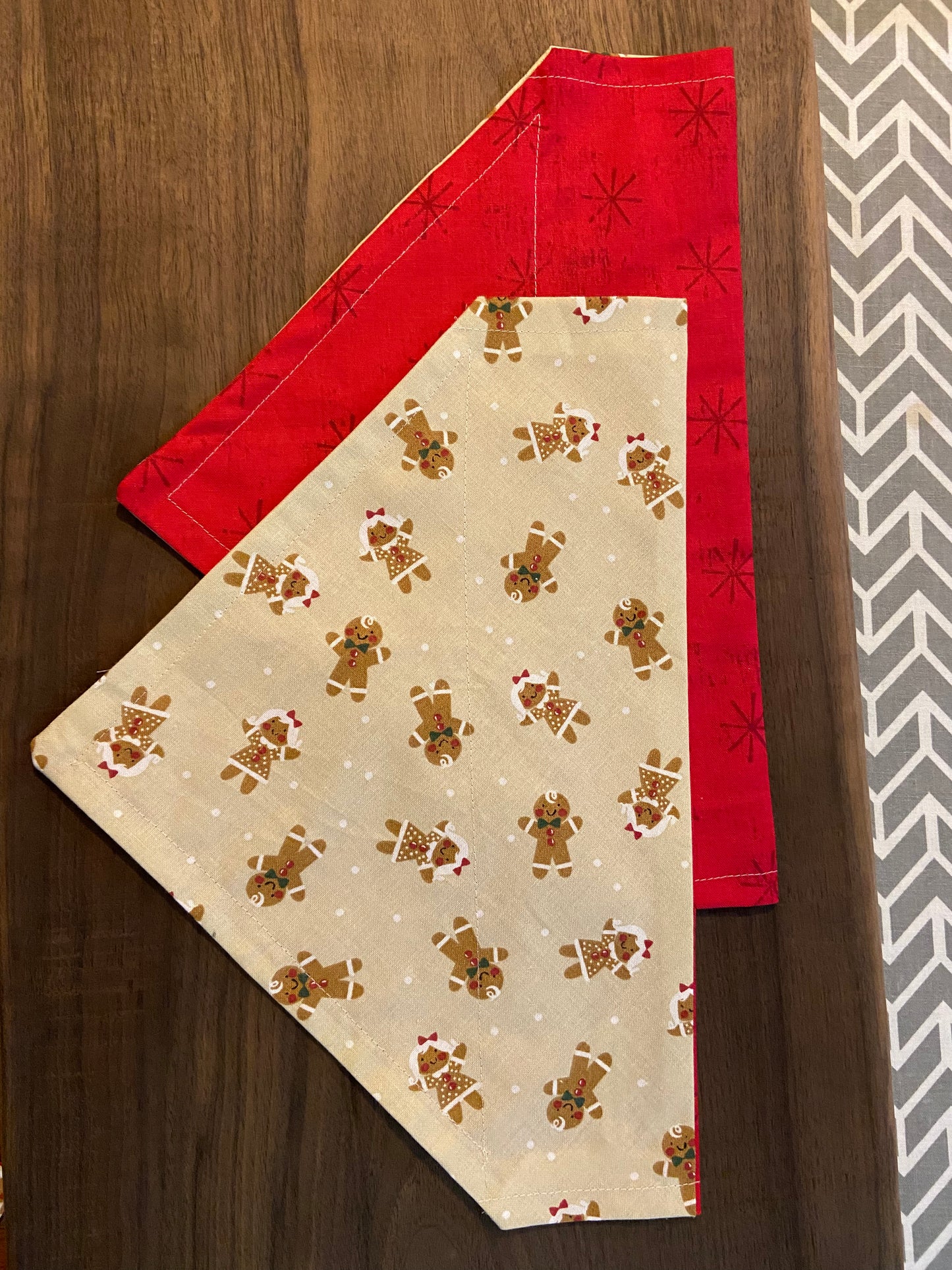 XS 🎄 Gingerbread / Red Stars Bandana